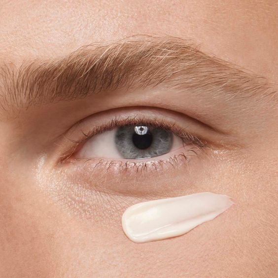 Cómo aplicar el contorno de ojos: ¿antes o después de la crema?