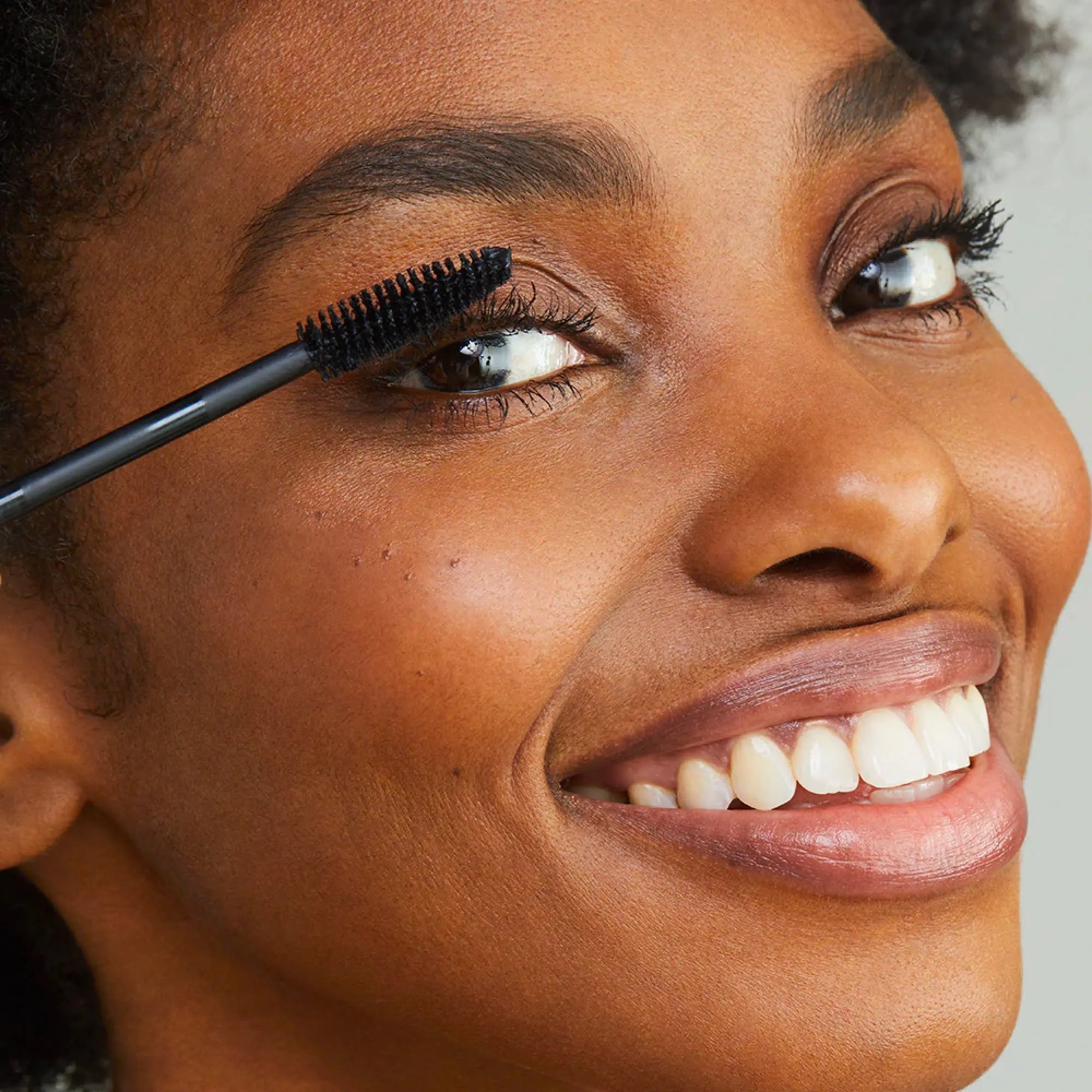 Straight Up™ Volumizing Peptide Mascara - LACONICUM